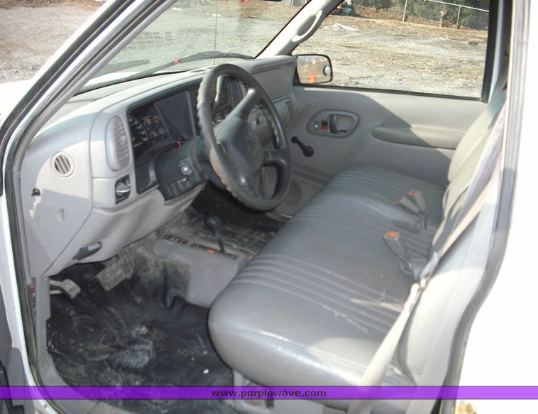 image for item 3017 1999 Chevrolet K2500 Suburban