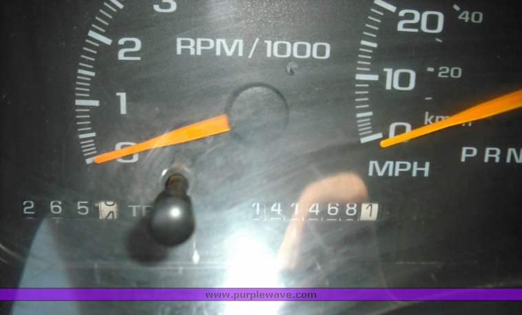 image for item 3017 1999 Chevrolet K2500 Suburban