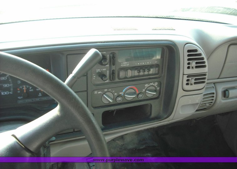 image for item 3017 1999 Chevrolet K2500 Suburban