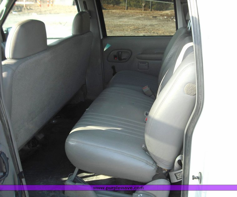 image for item 3017 1999 Chevrolet K2500 Suburban