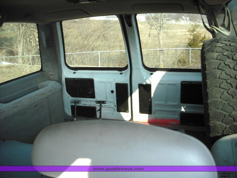 image for item 3017 1999 Chevrolet K2500 Suburban