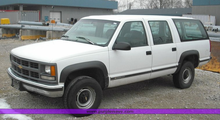 image for item 3019 1997 Chevrolet K2500 Suburban