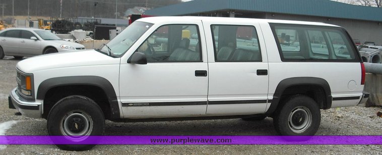 image for item 3019 1997 Chevrolet K2500 Suburban