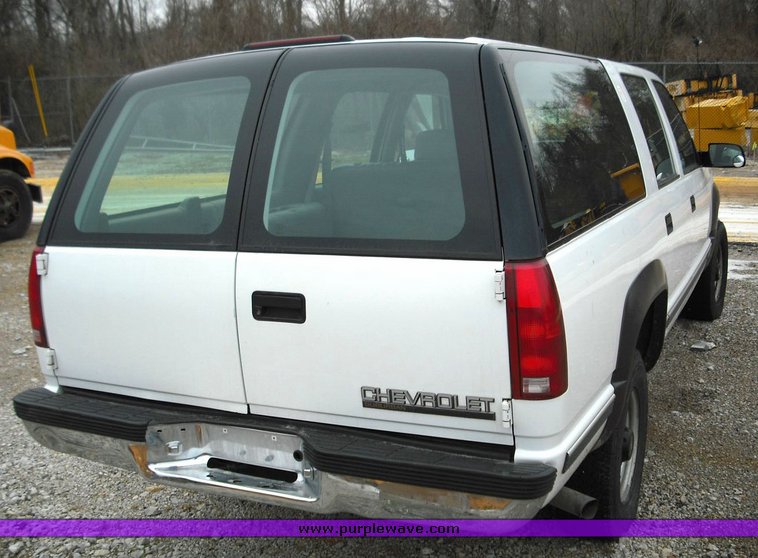 image for item 3019 1997 Chevrolet K2500 Suburban