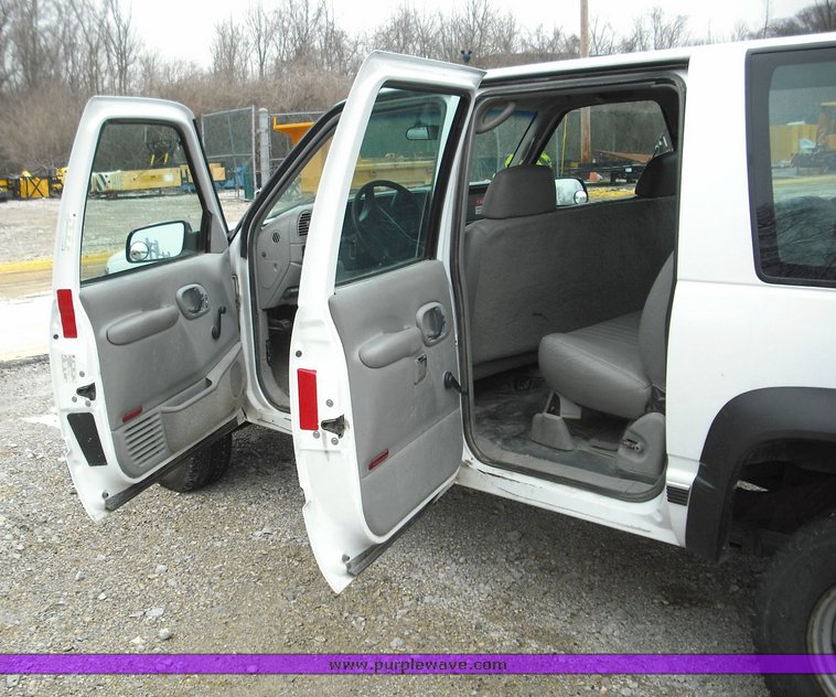 image for item 3019 1997 Chevrolet K2500 Suburban