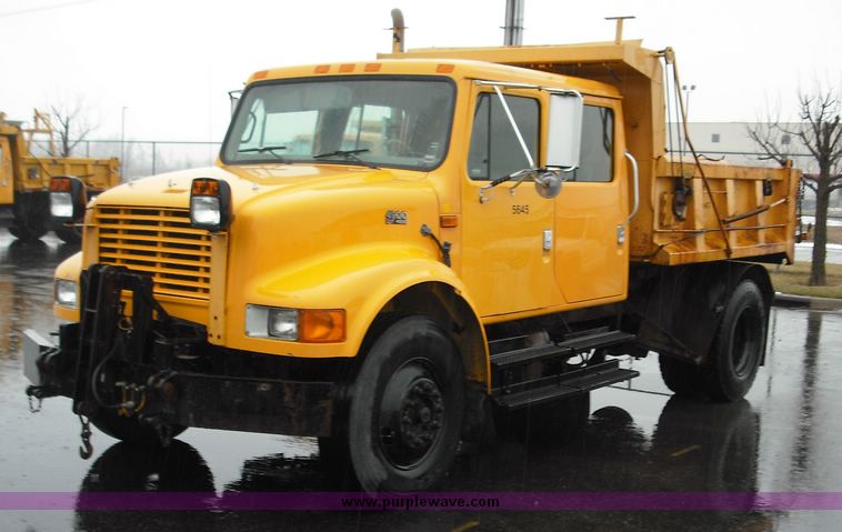 image for item 3242 1997 International 4900 4x2 truck with dumpbed