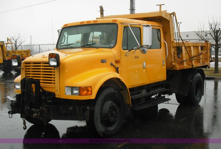 image for item 3242 1997 International 4900 4x2 truck with dumpbed