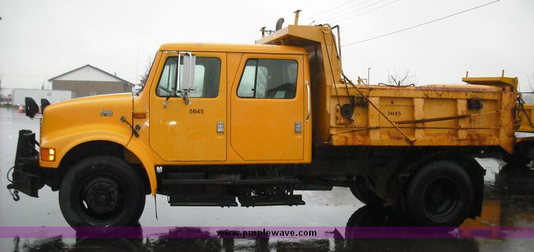 image for item 3242 1997 International 4900 4x2 truck with dumpbed