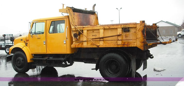 image for item 3242 1997 International 4900 4x2 truck with dumpbed