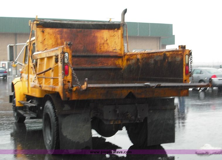 image for item 3242 1997 International 4900 4x2 truck with dumpbed