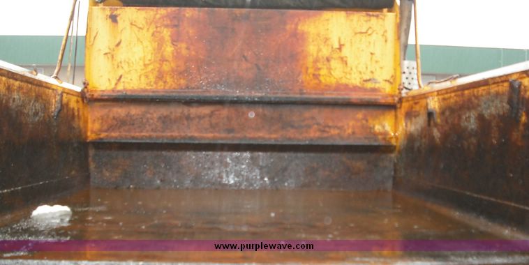 image for item 3242 1997 International 4900 4x2 truck with dumpbed