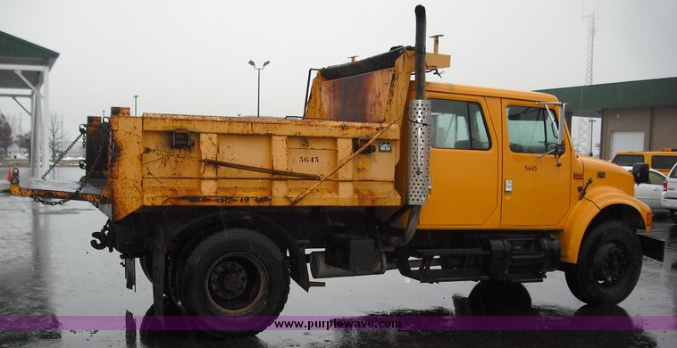 image for item 3242 1997 International 4900 4x2 truck with dumpbed