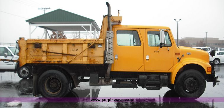 image for item 3242 1997 International 4900 4x2 truck with dumpbed