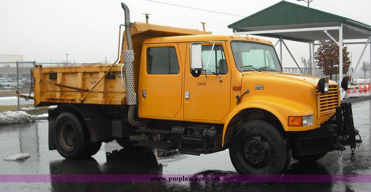 image for item 3242 1997 International 4900 4x2 truck with dumpbed