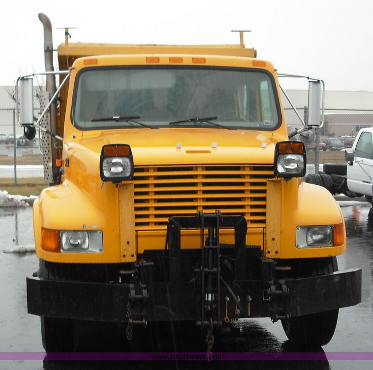 image for item 3242 1997 International 4900 4x2 truck with dumpbed