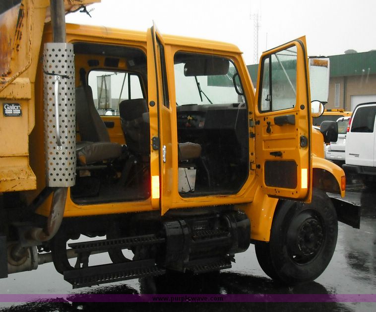 image for item 3242 1997 International 4900 4x2 truck with dumpbed