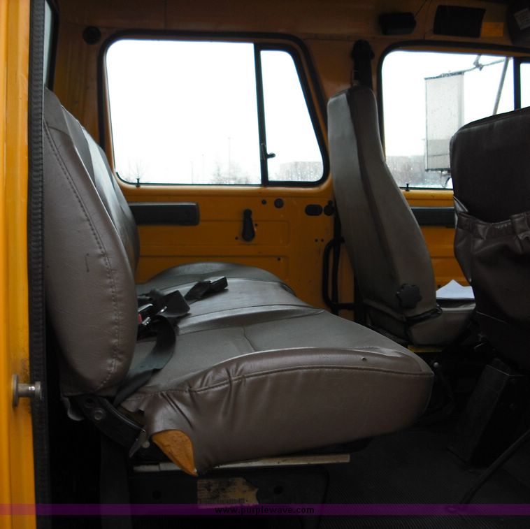 image for item 3242 1997 International 4900 4x2 truck with dumpbed