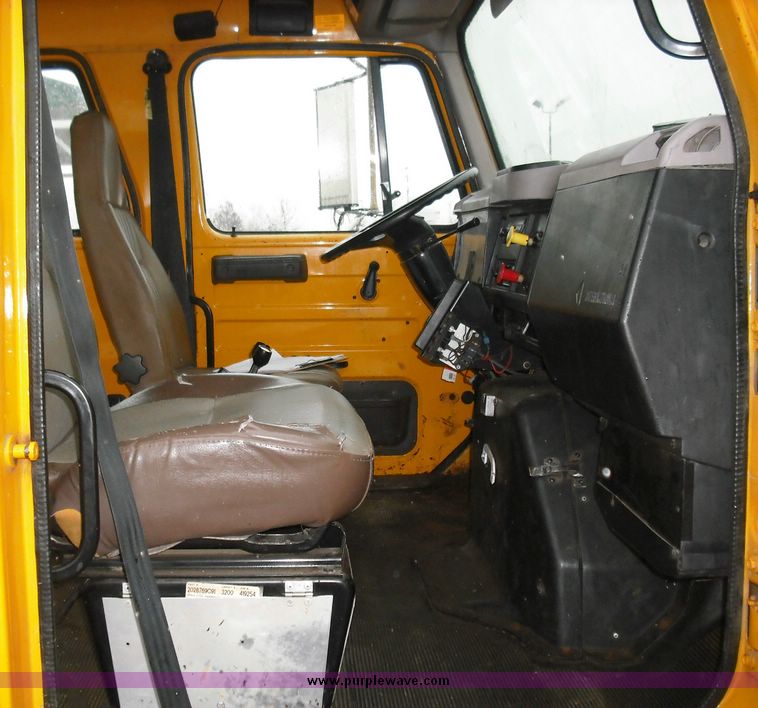 image for item 3242 1997 International 4900 4x2 truck with dumpbed