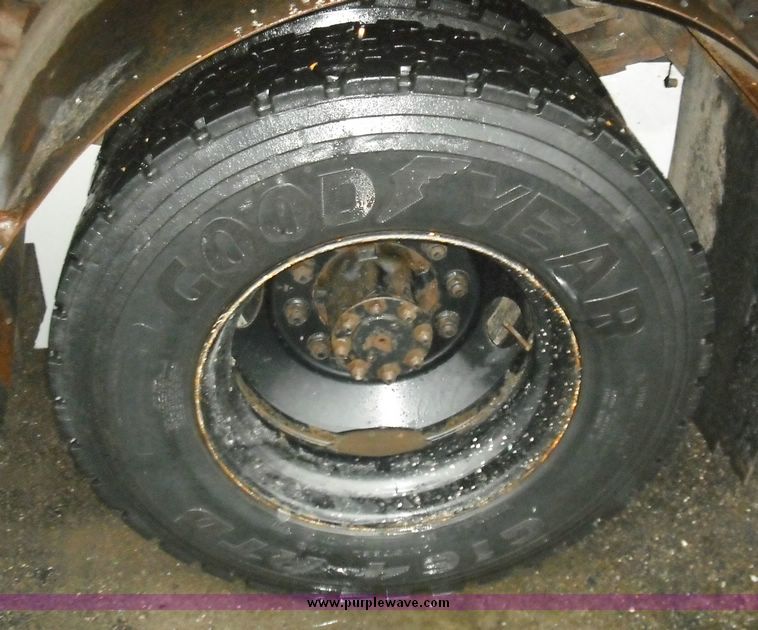 image for item 3242 1997 International 4900 4x2 truck with dumpbed