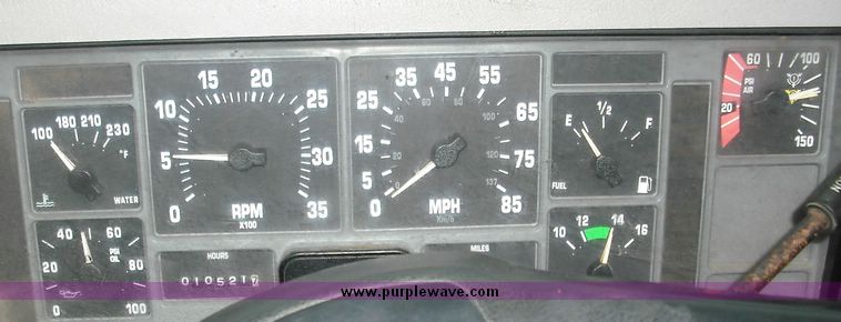 image for item 3242 1997 International 4900 4x2 truck with dumpbed