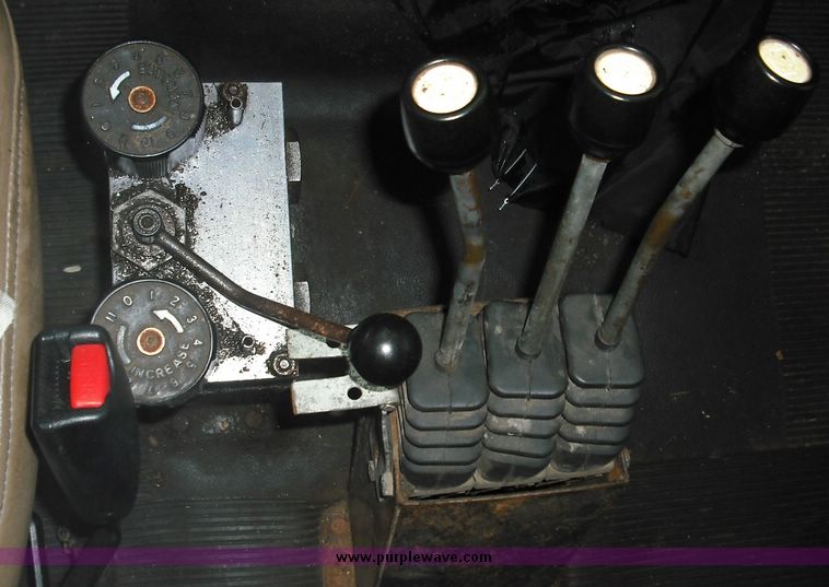 image for item 3242 1997 International 4900 4x2 truck with dumpbed