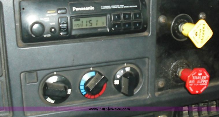 image for item 3242 1997 International 4900 4x2 truck with dumpbed