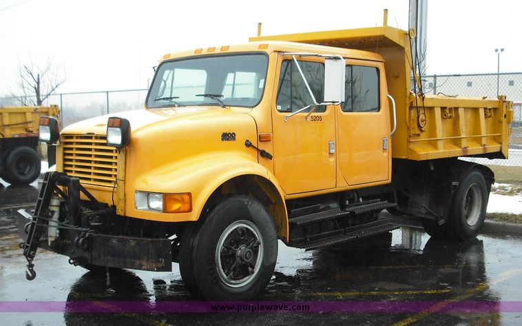 image for item 3243 1995 International 4900 4x2 truck with dump bed