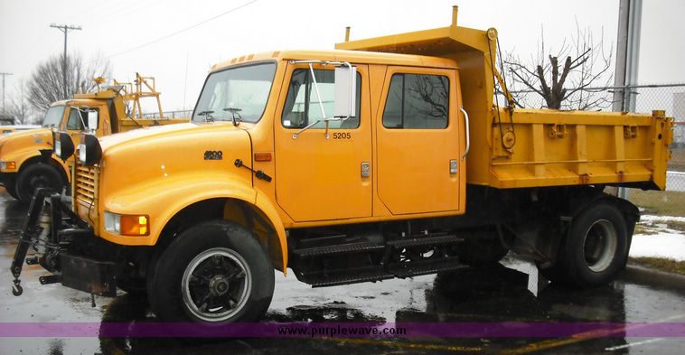 image for item 3243 1995 International 4900 4x2 truck with dump bed