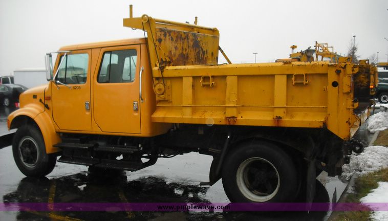 image for item 3243 1995 International 4900 4x2 truck with dump bed