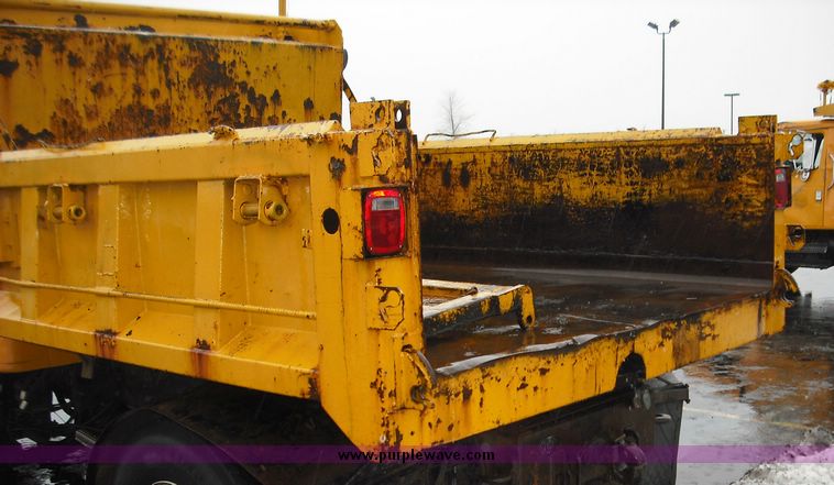 image for item 3243 1995 International 4900 4x2 truck with dump bed