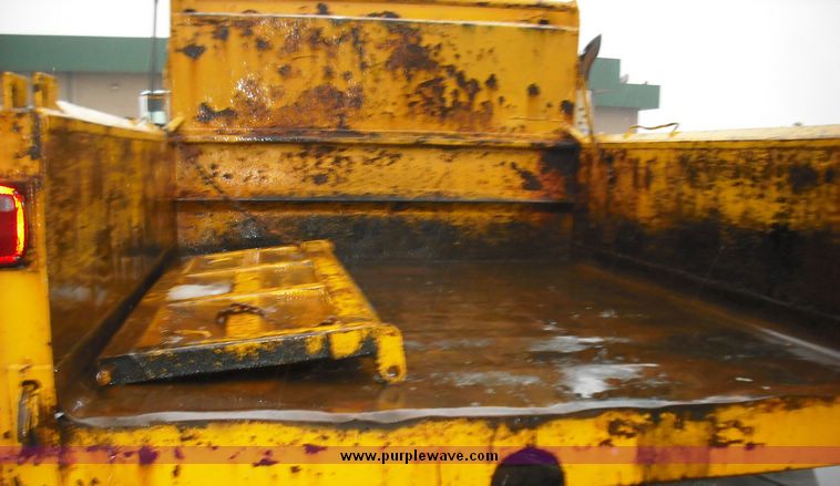 image for item 3243 1995 International 4900 4x2 truck with dump bed