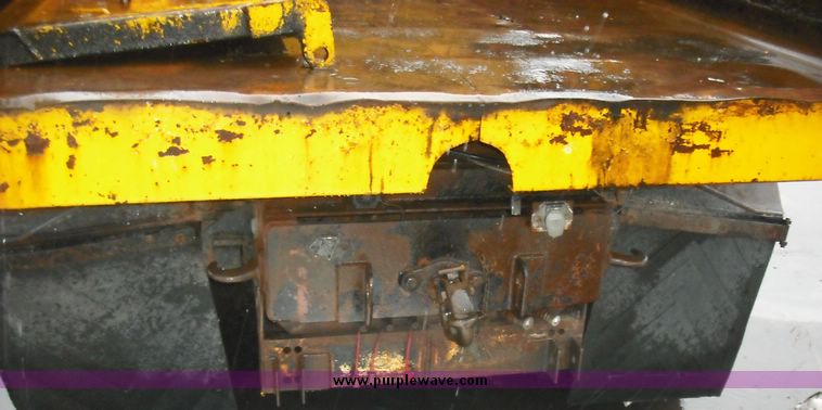 image for item 3243 1995 International 4900 4x2 truck with dump bed