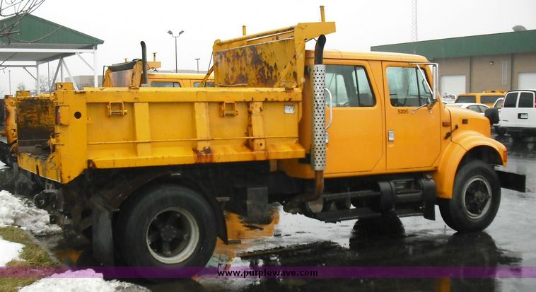 image for item 3243 1995 International 4900 4x2 truck with dump bed