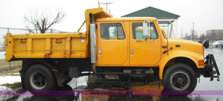 image for item 3243 1995 International 4900 4x2 truck with dump bed