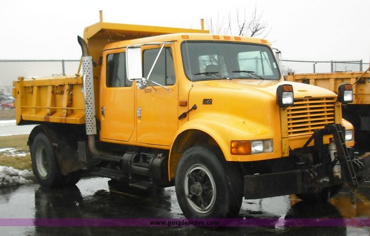 image for item 3243 1995 International 4900 4x2 truck with dump bed