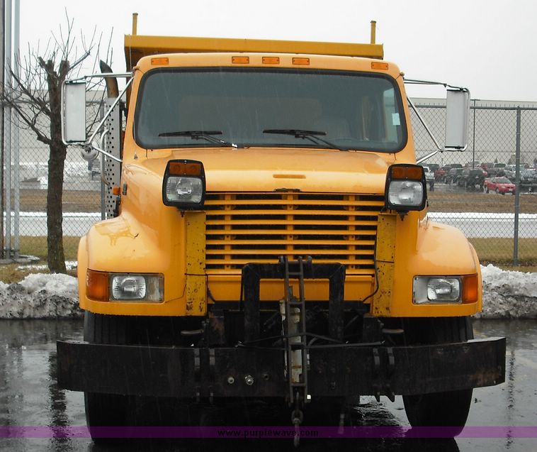 image for item 3243 1995 International 4900 4x2 truck with dump bed