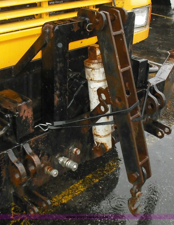 image for item 3243 1995 International 4900 4x2 truck with dump bed