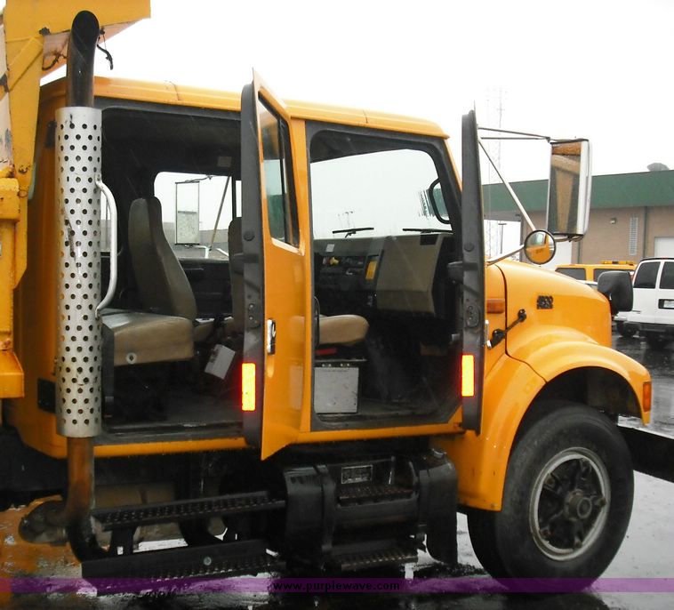 image for item 3243 1995 International 4900 4x2 truck with dump bed