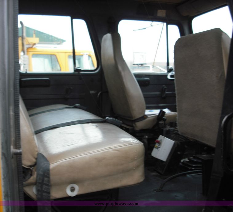 image for item 3243 1995 International 4900 4x2 truck with dump bed