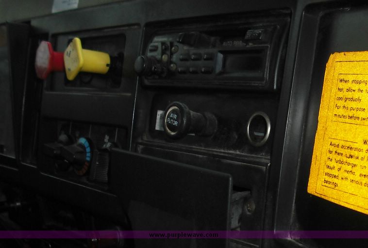 image for item 3243 1995 International 4900 4x2 truck with dump bed