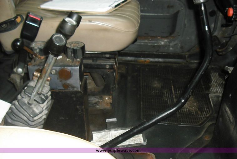 image for item 3243 1995 International 4900 4x2 truck with dump bed