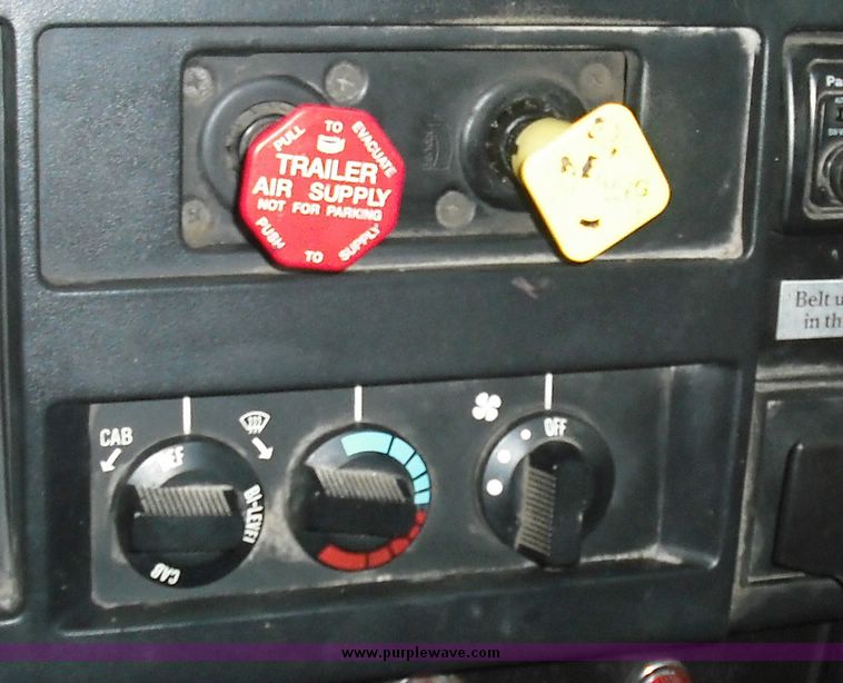 image for item 3243 1995 International 4900 4x2 truck with dump bed