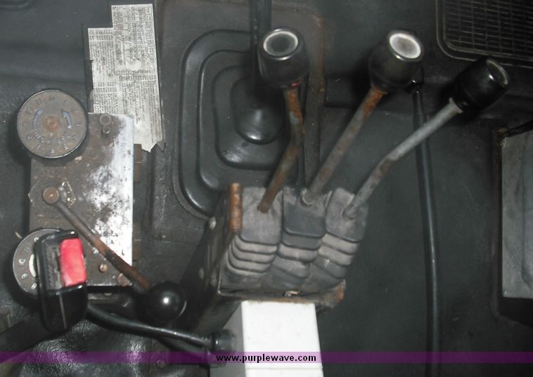 image for item 3243 1995 International 4900 4x2 truck with dump bed