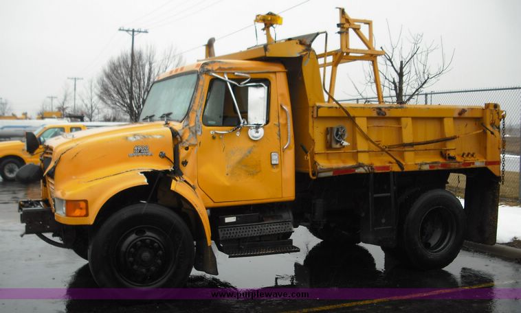 image for item 3244 1997 International 4900 truck with dumpbed