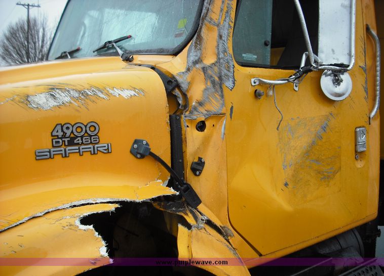 image for item 3244 1997 International 4900 truck with dumpbed