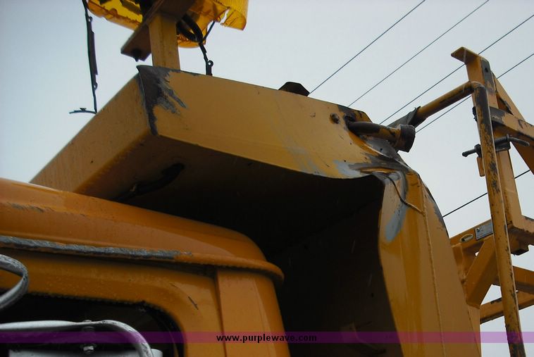 image for item 3244 1997 International 4900 truck with dumpbed