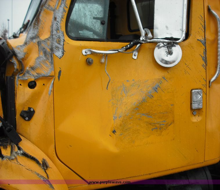 image for item 3244 1997 International 4900 truck with dumpbed