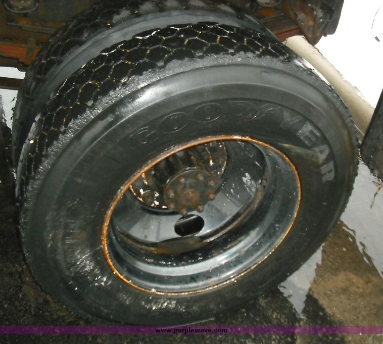 image for item 3244 1997 International 4900 truck with dumpbed