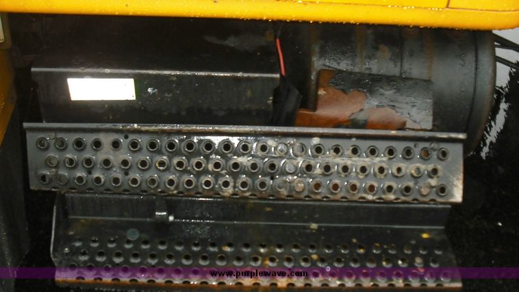 image for item 3244 1997 International 4900 truck with dumpbed