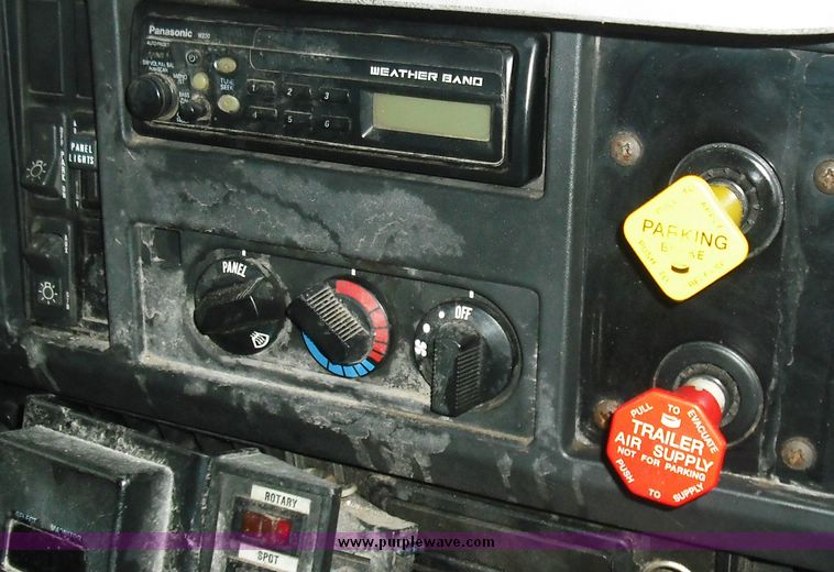 image for item 3244 1997 International 4900 truck with dumpbed